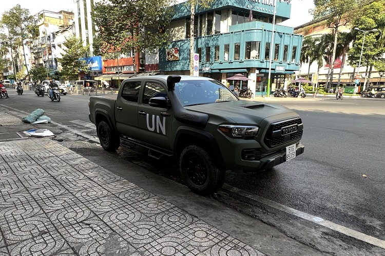 Với tông màu xanh nhà binh cùng dòng chữ UN và độ ống thở Safari dễ dàng xác nhận đây chính là "xế cưng" của vua cà phê Việt. Mặc dù đã gần 5 tuổi nhưng Tacoma TRD Pro 4x4 phong cách nhà binh chỉ mới đi được 5.064 km, vậy nên các chi tiết của xe gần như mới.