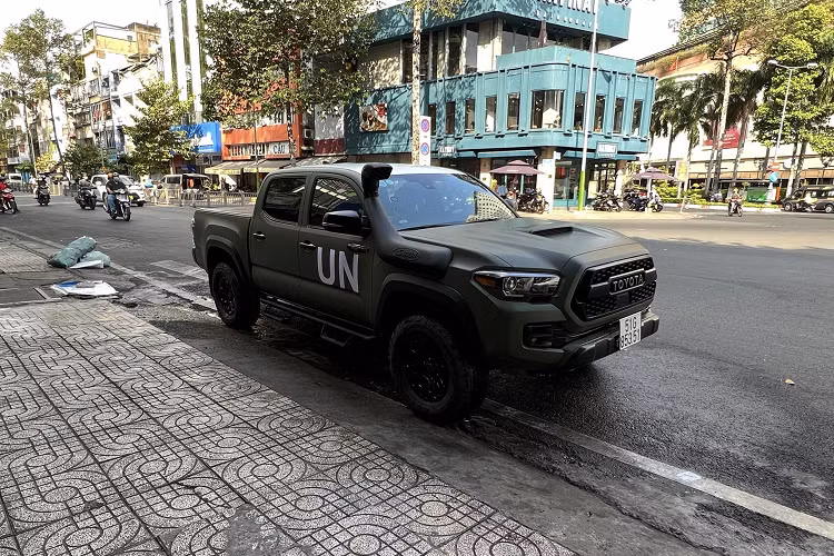 Với tông màu xanh nhà binh cùng dòng chữ UN và độ ống thở Safari dễ dàng xác nhận đây chính là "xế cưng" của vua cà phê Việt. Mặc dù đã gần 5 tuổi nhưng Tacoma TRD Pro 4x4 phong cách nhà binh chỉ mới đi được 5.064 km, vậy nên các chi tiết của xe gần như mới.
