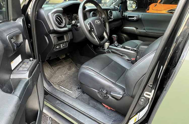 Tacoma TRD Pro có hệ thống kiểm soát lực kéo A-TRAC chống trượt 4 bánh và khoá vi sai điện tử được nâng cấp. Bộ phận TRD cũng tinh chỉnh lại bộ phuộc FOX ở phía trước, còn phía sau của xe vẫn là lá nhíp giúp tối ưu khả năng chở hàng.