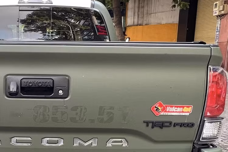 Phần lưới tản nhiệt của xe được làm dạng tổ ong với thiết kế hình lục giác, ở giữa là logo Toyota. Hệ thống đèn của xe có bóng projecter và đèn halogen. Phần cản trước được thiết kế hầm hố và thể thao hơn.