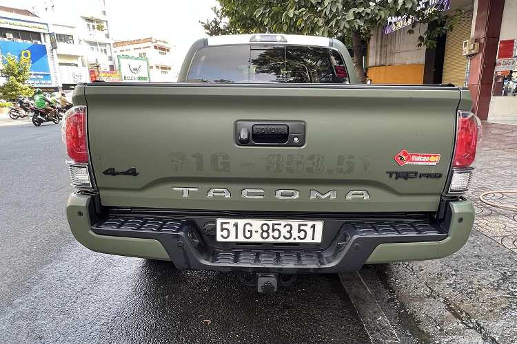 Nội thất Tacoma TRD Pro có nhiều chất liệu cao cấp và toàn bộ ghế được bọc da màu đen kết hợp đường chỉ màu đỏ. Chữ TRD được thêu nổi ở phần tựa đầu. Vô-lăng 4 chấu kích thước lớn với các phím chức năng. Màn hình hệ thống giải trí đa thông tin có kích thước 7 inch trung tâm. 6 loa JBL cao cấp có sub...