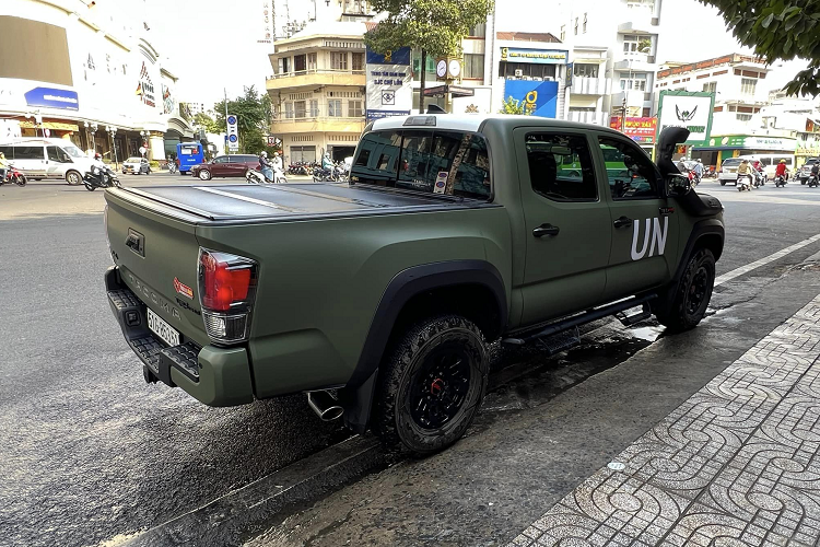 Thân xe nổi bật với bệ bước chân, vòm bánh xe được mở rộng là bộ mâm kích thước 16 inch cùng bộ lốp địa hình Goodyear Wrangler All-Terrain. Ống xả đặt lệch qua bên phụ cũng là điểm đặc biệt của chiếc xe này. Phần đuôi xe khá đơn giản, khác biệt với phần đầu thể thao và nam tính. Cản trước và sau được bố trí nhiều cảm biến va chạm.