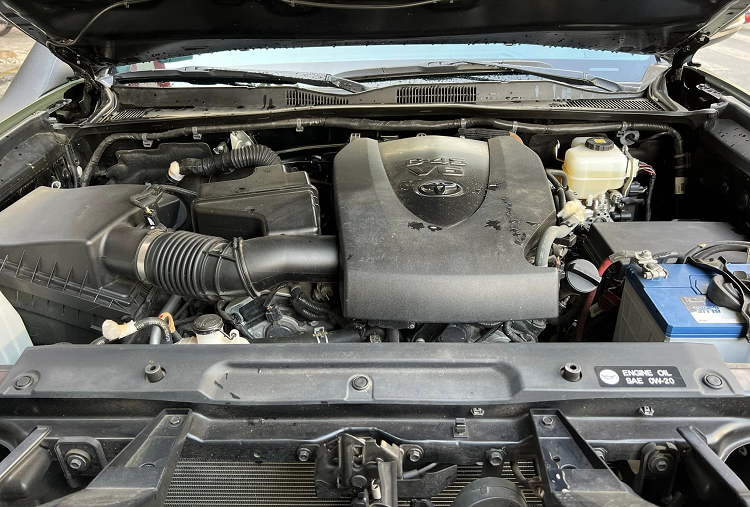 Công nghệ an toàn trang bị trên Tacoma TRD Pro khá nhiều, đặc biệt là gói Safety Sense P có cảnh báo điểm mù, báo phương tiện cắt ngang khi lùi, cảnh báo va chạm trước (có phát hiện người đi bộ), cảnh báo làn đường hay ga tự động thích ứng,...