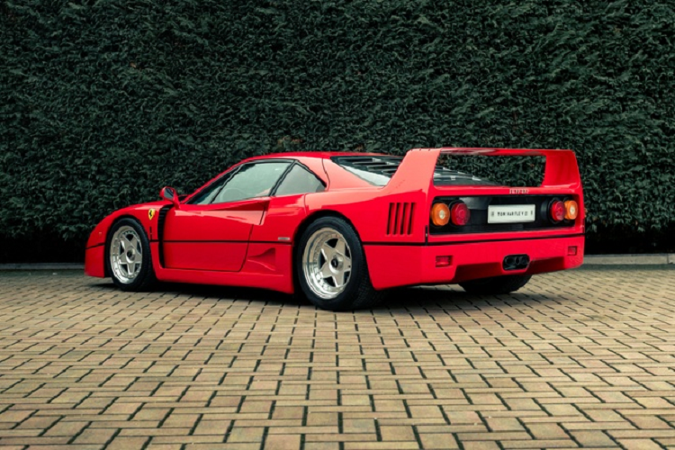 Sau khi Ferrari F40 dừng sản xuất, hãng xe Ý đã cho ra mắt mẫu xe tiếp theo mang tên gọi F50 với tổng cộng 349 chiếc xe đã được sản xuất, xe cuối cùng lăn bánh khỏi dây chuyền sản xuất vào tháng 7 năm 1997. Hiện giá bán của F40 và F50 đều trên 1 triệu đô la, thậm chí có xe còn được giao dịch hơn 2 triệu đô la.