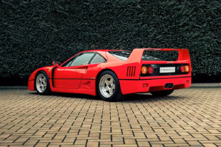 Sau khi Ferrari F40 dừng sản xuất, hãng xe Ý đã cho ra mắt mẫu xe tiếp theo mang tên gọi F50 với tổng cộng 349 chiếc xe đã được sản xuất, xe cuối cùng lăn bánh khỏi dây chuyền sản xuất vào tháng 7 năm 1997. Hiện giá bán của F40 và F50 đều trên 1 triệu đô la, thậm chí có xe còn được giao dịch hơn 2 triệu đô la.