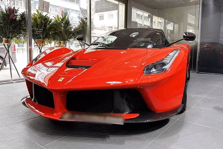 Vào thời điểm ra mắt, F40 là chiếc xe Ferrari nhanh nhất, mạnh nhất và đắt nhất được rao bán. Tổng cộng có 1.311 đến 1.315 xe F40 được sản xuất với 213 chiếc dành cho Hoa Kỳ. 1 số nguồn tin nội bộ cho biết, người sở hữu xe F40 nhiều nhất trên thế giới là Quốc vương Brunei với hơn 10 xe, bao gồm nhiều chiếc độc bản và xe đua.