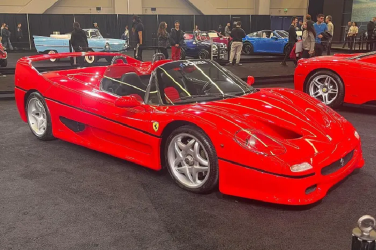 Cuối cùng trong bộ 3 Ferrari siêu đắt được trưng bày ở Hồng Kông là Ferrari LaFerrari có 500 xe coupe được sản xuất và 210 chiếc mui trần Ferrari LaFerrari Aperta, giá bán khởi điểm của 2 xe này là 1,3 triệu đô la và 1,9 triệu đô la, nhưng tìm đỏ mắt không thấy chiếc nào được giao địch với giá này, mà các con số toàn nhân 2 đến 4 lần giá gốc.