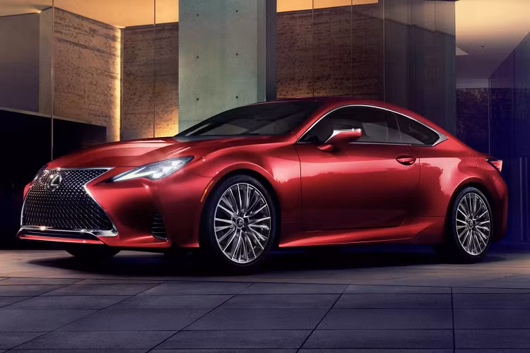 Phần lớn các thay đổi này đều dừng lại ở mức tinh chỉnh để Lexus RC 2023 mới trở nên hoàn thiện hơn, đồng thời giá bán cũng tăng nhẹ so với mẫu cũ năm 2022. Cụ thể, Lexus cung cấp cho RC 2023 tùy chọn màn hình cảm ứng 10,3 inch ở khu vực chính giữa táp-lô.