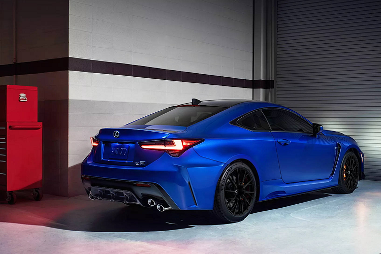 Dành cho những tín đồ tốc độ cuồng nhiệt nhất sẽ là phiên bản hiệu năng cao Lexus RC F 2023 được trang bị động cơ 5.0L V8 mạnh mẽ, tạo ra công suất 472 mã lực. Giá xe Lexus RC F 2023 có mức khởi điểm từ 68.000 USD (1,6 tỷ đồng).