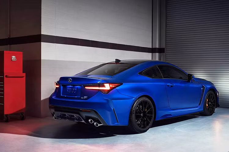 Dành cho những tín đồ tốc độ cuồng nhiệt nhất sẽ là phiên bản hiệu năng cao Lexus RC F 2023 được trang bị động cơ 5.0L V8 mạnh mẽ, tạo ra công suất 472 mã lực. Giá xe Lexus RC F 2023 có mức khởi điểm từ 68.000 USD (1,6 tỷ đồng).