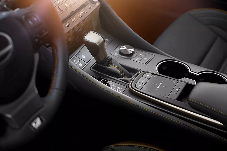 Sức mạnh của Lexus RC 2023 vẫn được sản sinh từ động cơ tăng áp cuộn đôi 2.0L, 4 xy-lanh thẳng hàng. Bản tiêu chuẩn RC 300 có công suất 241 mã lực và mô-men xoắn 350 Nm kết hợp cùng hộp số tự động 8 cấp, dẫn động cầu sau. Động cơ V6 3.5L là trang bị tùy chọn, có công suất 260 mã lực và mô-men xoắn 320 Nm, đi cùng hệ dẫn động 4 bánh AWD.