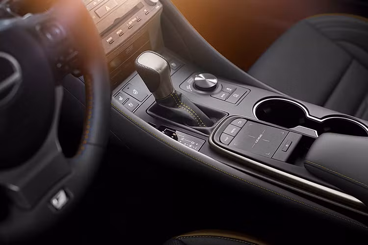 Sức mạnh của Lexus RC 2023 vẫn được sản sinh từ động cơ tăng áp cuộn đôi 2.0L, 4 xy-lanh thẳng hàng. Bản tiêu chuẩn RC 300 có công suất 241 mã lực và mô-men xoắn 350 Nm kết hợp cùng hộp số tự động 8 cấp, dẫn động cầu sau. Động cơ V6 3.5L là trang bị tùy chọn, có công suất 260 mã lực và mô-men xoắn 320 Nm, đi cùng hệ dẫn động 4 bánh AWD.