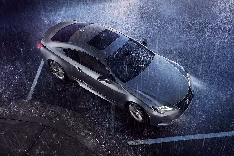 Về ngoại hình, các mẫu RC với tùy chọn gói ngoại thất thể thao F Sport nay có thêm các lựa chọn về màu ngoại thất theo phong cách hai tông màu, bao gồm màu thân xe Incognito (xám) kết hợp với nắp ca-pô Obsidian và bánh xe hợp kim Enkei 19 inch màu tối.