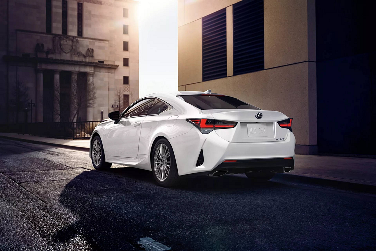 Dòng xe sang Lexus RC 2023 cũng có tùy chọn màn hình với kích thước tương tự, chỉ thiếu chức năng cảm ứng. Tuy nhiên màn hình tiêu chuẩn trang bị cho xe vẫn dừng lại ở mức 8 inch. Ngoài ra, cụm đồng hồ của xe và hộc chứa đồ bên ghế phụ đã được cập nhật loại mới tốt hơn trước.