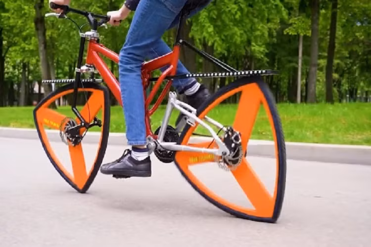 Tuy nhiên, Sergii Gordieiev, chủ tài khoản The Q có tới 13,3 triệu người theo dõi trên YouTube mới đây lại giới thiệu một chiếc xe đạp có bánh hình tam giác.
