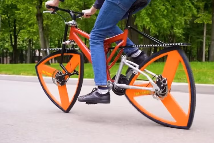 Phần chắn bùn trước và sau của chiếc xe cũng được thay thế bằng một “con lăn” được kết nốt với nhau.