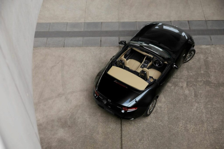 Hiện hãng Mazda đã mở cọc cho MX-5 mới ở thị trường Nhật Bản và dự kiến giao xe từ tháng 1 năm sau. Giá xe Mazda MX-5 2024 dao động từ 2.898.500 - 4.308.700 Yên (khoảng 469 - 698 triệu đồng), tăng mạnh so với phiên bản cũ.