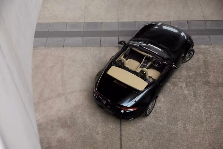 Hiện hãng Mazda đã mở cọc cho MX-5 mới ở thị trường Nhật Bản và dự kiến giao xe từ tháng 1 năm sau. Giá xe Mazda MX-5 2024 dao động từ 2.898.500 - 4.308.700 Yên (khoảng 469 - 698 triệu đồng), tăng mạnh so với phiên bản cũ.