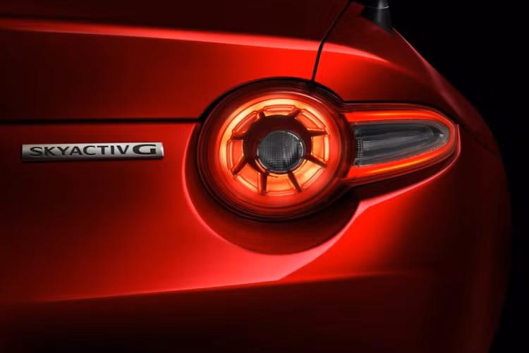 Tiếp theo là cản trước tái thiết kế với cảm biến radar mới nằm trên lưới tản nhiệt. Ngoài ra, xe còn có vành la-zăng và màu sơn mới là xám Aero Gray Metallic. Những thay đổi này được áp dụng cho cả phiên bản mui cứng RF và mui nỉ của Mazda MX-5 2024.