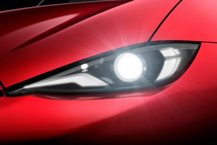 Trong đó, cả đèn pha và đèn hậu LED của xe đều được bổ sung tạo hình mới bên trong. Dải đèn LED định vị ban ngày không còn nằm trên cản trước mà tích hợp vào đèn pha.