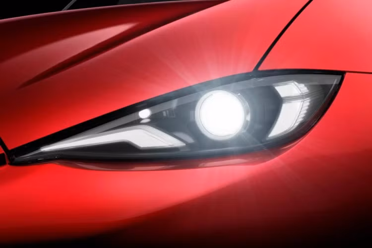 Trong đó, cả đèn pha và đèn hậu LED của xe đều được bổ sung tạo hình mới bên trong. Dải đèn LED định vị ban ngày không còn nằm trên cản trước mà tích hợp vào đèn pha.