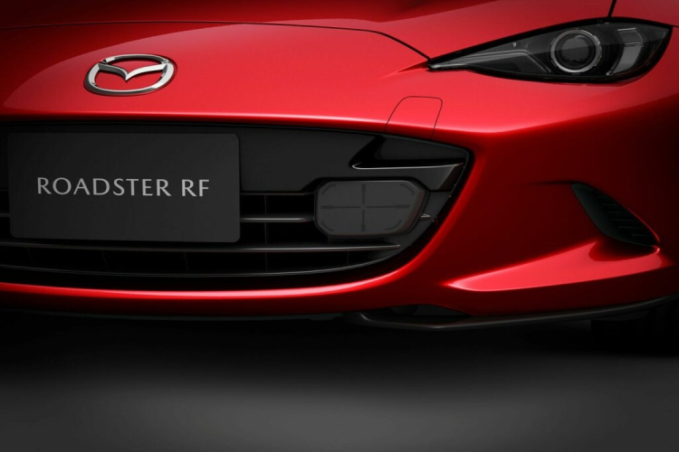 Tiến vào bên trong xe, người dùng sẽ bắt gặp hệ thống thông tin giải trí Mazda Connect mới với màn hình cảm ứng 8,8 inch, tương tự 2 người anh em Mazda2 và CX-3 2024.