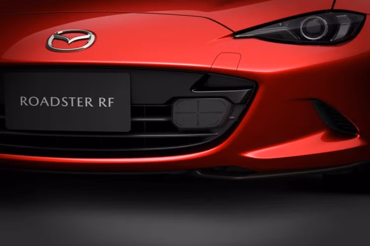 Tiến vào bên trong xe, người dùng sẽ bắt gặp hệ thống thông tin giải trí Mazda Connect mới với màn hình cảm ứng 8,8 inch, tương tự 2 người anh em Mazda2 và CX-3 2024.