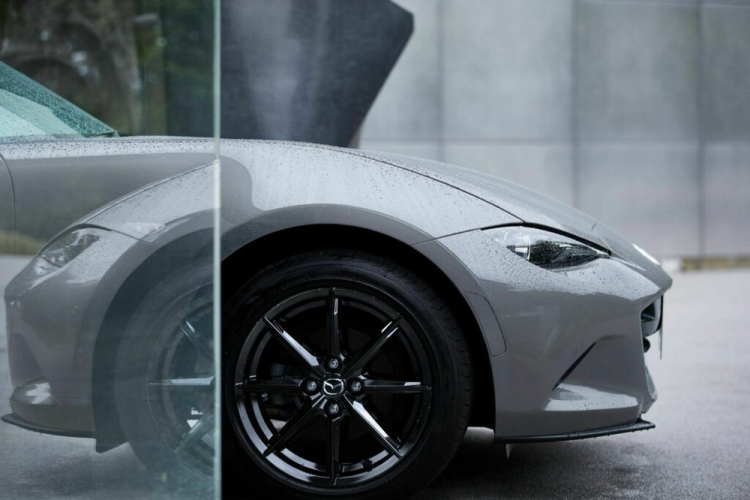 Chưa hết, hãng Mazda còn bổ sung phiên bản đặc biệt mới mang tên Mazda Roadster S Leather Package V Selection cho mẫu xe mui trần này. Phiên bản này kết hợp chất liệu da Nappa màu nâu vàng ở ghế và da tổng hợp ở những khu vực còn lại. 