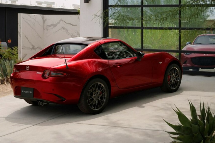 Chế độ DSC-Track có tác dụng giảm sự can thiệp của hệ thống cân bằng điện tử khi chạy trên đường đua cũng được bổ sung cho phiên bản số sàn.