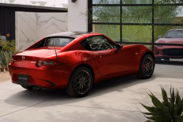 Chế độ DSC-Track có tác dụng giảm sự can thiệp của hệ thống cân bằng điện tử khi chạy trên đường đua cũng được bổ sung cho phiên bản số sàn.