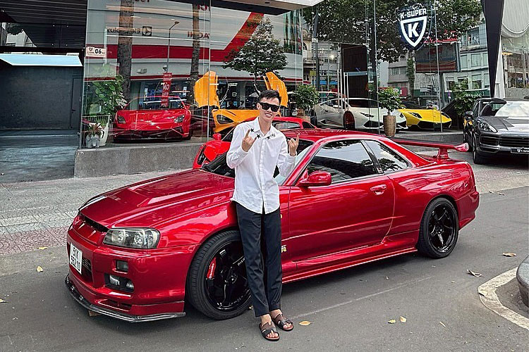 Khá may mắn là đã có 1 chiếc xe thể thao Nissan Skyline GT-R R34 xuất hiện tại dải đất hình chữ S, hiện chưa rõ chiếc xe này được nhập vào nước ta theo đường nào, có 1 số thông tin, xe được nhập từ Lào về Việt Nam, nguyên bản mang màu bạc nhưng nay đã được sơn màu đỏ.