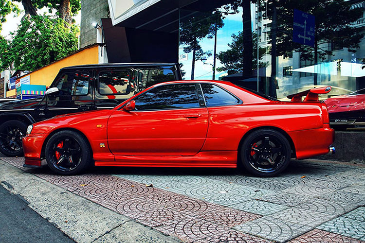 Ngoài ra, Nissan Skyline GT-R R34 ngắn hơn và mặt trước thiết kế lại thể thao hơn đời trước, các nắp van được sơn màu đỏ bóng (mã màu Cherry Red Effect Z24 hoặc X1020), trái ngược với màu đen ở các mẫu xe R33 hay R32.