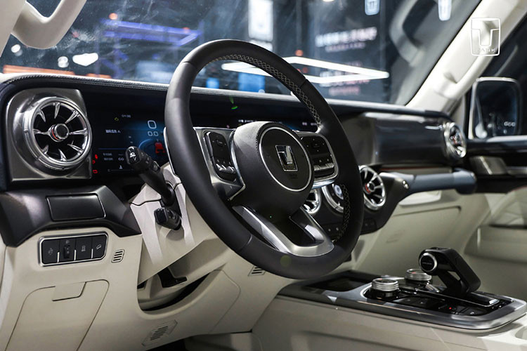 Ngoài ra, Tank 300 PHEV sẽ chạy trên bộ vành hợp kim nhôm hai màu hoàn toàn mới. Kích thước của Tank 300 PHEV bao gồm chiều dài x rộng x cao lần lượt là 4.760/1.930/1.903 mm, chiều dài cơ sở 2.750 mm.