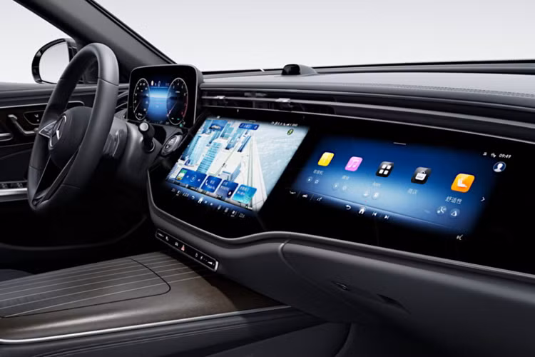 Tapi cửa của Mercedes-Benz, E-Class L 2024 có thiết kế khác biệt so với bản tiêu chuẩn và tích hợp đèn viền trang trí. Tuy nhiên, mẫu xe này không đi kèm màn hình gối lắp trên lưng ghế trước để hành khách phía sau giải trí.