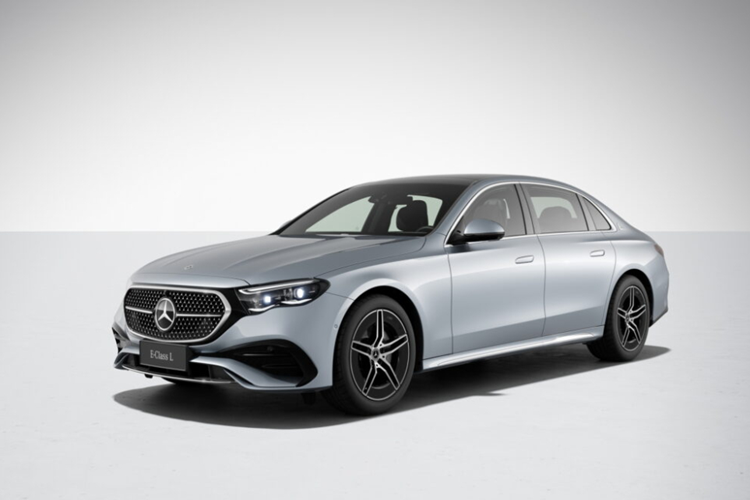 Mercedes-Benz E-Class 2024 mới đã chính thức trình làng ở thị trường quốc tế vào hồi tháng 4 năm nay. Sau gần nửa năm, thương hiệu Đức tiếp tục vén màn phiên bản trục cơ sở dài L của mẫu sedan hạng sang này ở thị trường Trung Quốc.