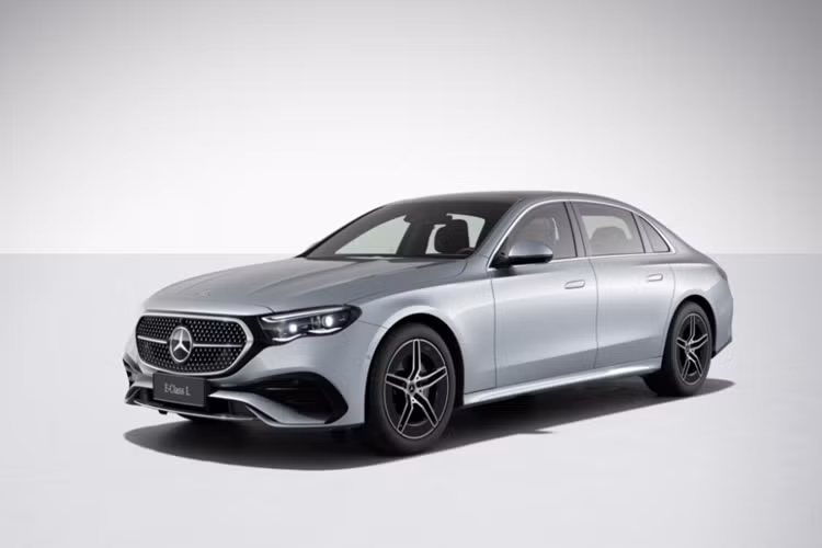  Mercedes-Benz E-Class 2024 mới đã chính thức trình làng ở thị trường quốc tế vào hồi tháng 4 năm nay. Sau gần nửa năm, thương hiệu Đức tiếp tục vén màn phiên bản trục cơ sở dài L của mẫu sedan hạng sang này ở thị trường Trung Quốc.