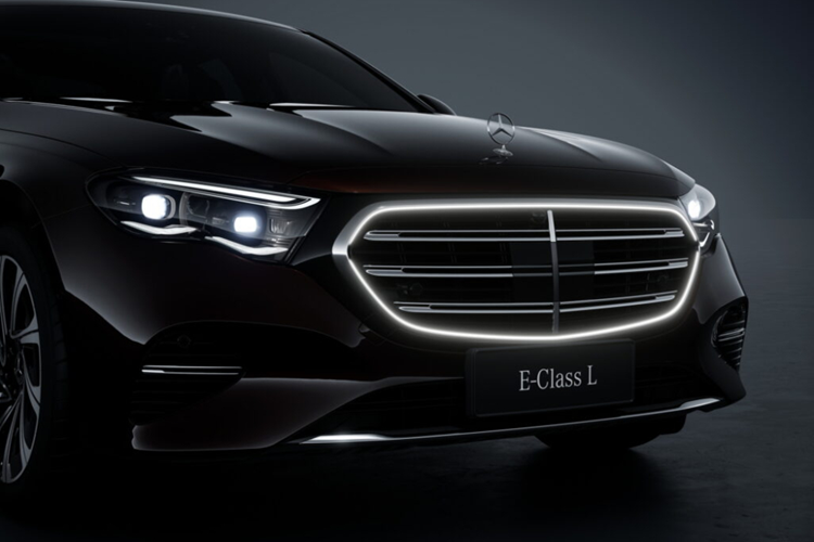 Với kích thước lớn hơn, Mercedes-Benz, E-Class L 2024 đương nhiên cũng cung cấp không gian nội thất hào phóng hơn, đặc biệt là ở hàng ghế sau. Nội thất bên trong mẫu xe này được thiết kế không khác gì bản thường.