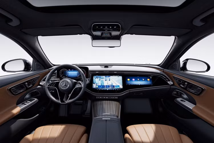 Ở phía sau là 2 ghế có thể ngả, tích hợp bệ đỡ bắp chân chỉnh điện và tựa đầu ghế với tính năng sưởi ấm cổ của hành khách. Bên cạnh đó là 2 sạc điện thoại không dây tích hợp vào bệ tì tay trung tâm, hệ thống âm thanh Burmester cao cấp với hiệu ứng rung ghế và nút bấm đặc biệt để gập ghế phụ lái khi hành khách phía sau muốn duỗi chân thoải mái hơn.