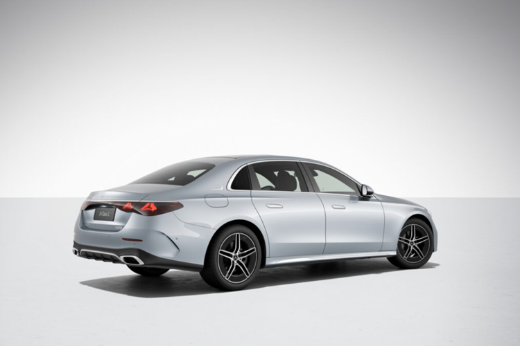 Tại thị trường Trung Quốc, Mercedes-Benz, E-Class L 2024 có 2 tùy chọn động cơ. Đầu tiên là động cơ xăng 4 xi-lanh với công suất tối đa 201 mã lực dành cho bản E270L. Trong khi đó, bản E300L dùng động cơ mạnh hơn với công suất tối đa 255 mã lực. Ngoài ra, xe còn được trang bị hệ thống treo khí nén và hệ thống đánh lái cầu sau.