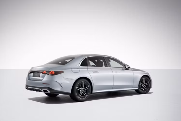 Tại thị trường Trung Quốc, Mercedes-Benz, E-Class L 2024 có 2 tùy chọn động cơ. Đầu tiên là động cơ xăng 4 xi-lanh với công suất tối đa 201 mã lực dành cho bản E270L. Trong khi đó, bản E300L dùng động cơ mạnh hơn với công suất tối đa 255 mã lực. Ngoài ra, xe còn được trang bị hệ thống treo khí nén và hệ thống đánh lái cầu sau.