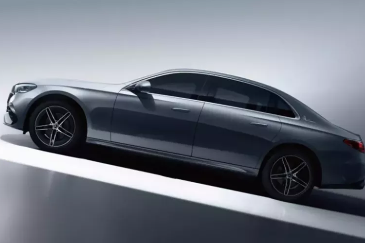 Xe cũng có màn hình Hyperscreen vốn là sự kết hợp của bảng đồng hồ kỹ thuật số, màn hình cảm ứng trung tâm và màn hình giải trí dành cho hành khách phía trước. Tuy nhiên, màn hình của xe sẽ có đồ họa và các ứng dụng dành riêng cho thị trường Trung Quốc.