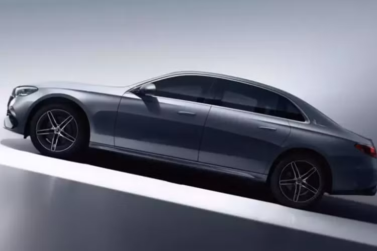 Xe cũng có màn hình Hyperscreen vốn là sự kết hợp của bảng đồng hồ kỹ thuật số, màn hình cảm ứng trung tâm và màn hình giải trí dành cho hành khách phía trước. Tuy nhiên, màn hình của xe sẽ có đồ họa và các ứng dụng dành riêng cho thị trường Trung Quốc.