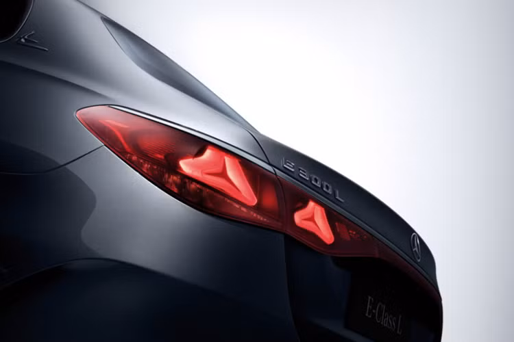 Mẫu xe này cũng có 2 kiểu lưới tản nhiệt là Progressive với mắt lưới hình ngôi sao 3 cánh và Classic với những nan mạ crôm nằm ngang truyền thống. Bên cạnh đó là cụm đèn pha LED hiệu suất cao mới, tay nắm cửa giống S-Class, đèn tích hợp vào gương chiếu hậu để chiếu logo Mercedes-Benz xuống mặt đường và đèn hậu có tạo hình ngôi sao 3 cánh bên trong.