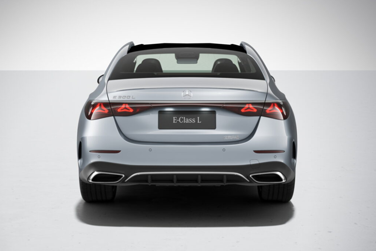 Theo kế hoạch, Mercedes-Benz, E-Class L 2024 sẽ chính thức được bán ra ở thị trường Trung Quốc vào cuối năm nay. Giá xe Mercedes-Benz E-Class L 2024 hiện vẫn chưa được công bố. Ngoài Trung Quốc, mẫu xe này dự kiến sẽ được bán ở thị trường Ấn Độ vào năm sau.