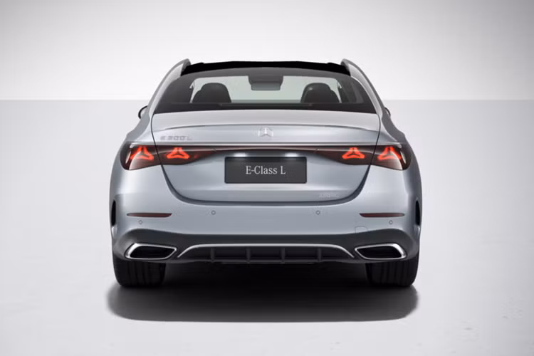 Theo kế hoạch, Mercedes-Benz, E-Class L 2024 sẽ chính thức được bán ra ở thị trường Trung Quốc vào cuối năm nay. Giá xe Mercedes-Benz E-Class L 2024 hiện vẫn chưa được công bố. Ngoài Trung Quốc, mẫu xe này dự kiến sẽ được bán ở thị trường Ấn Độ vào năm sau.