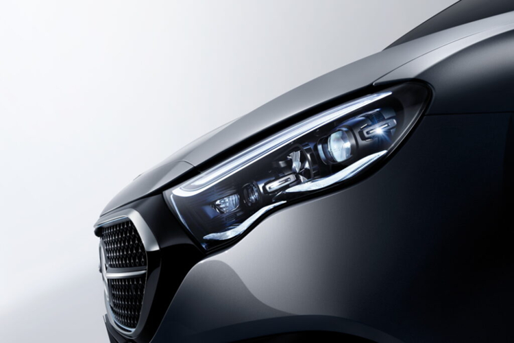 Theo đó, mẫu xe này được trang bị cửa sau dài hơn, cột C dày hơn và logo đặc biệt trên cột D, gợi liên tưởng đến xe Maybach. Những khu vực còn lại của Mercedes-Benz E-Class L 2024 được bê nguyên từ phiên bản trục cơ sở tiêu chuẩn sang.