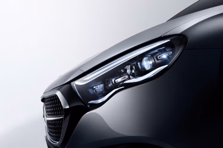 Theo đó, mẫu xe này được trang bị cửa sau dài hơn, cột C dày hơn và logo đặc biệt trên cột D, gợi liên tưởng đến xe Maybach. Những khu vực còn lại của Mercedes-Benz E-Class L 2024 được bê nguyên từ phiên bản trục cơ sở tiêu chuẩn sang.