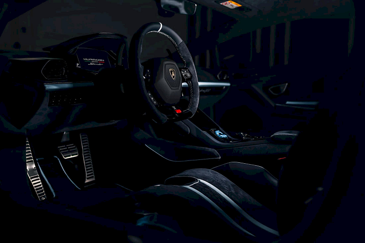 Khu vực cá nhân hóa Ad Personam trong khuôn viên sẽ vẫn mở cửa cho đến ngày 10 tháng 9 để phục vụ các chủ sở hữu Lamborghini, đồng thời cung cấp dịch vụ lái thử các mẫu xe như Huracan Tecnica và Urus trên các con đường của Costa Smeralda.