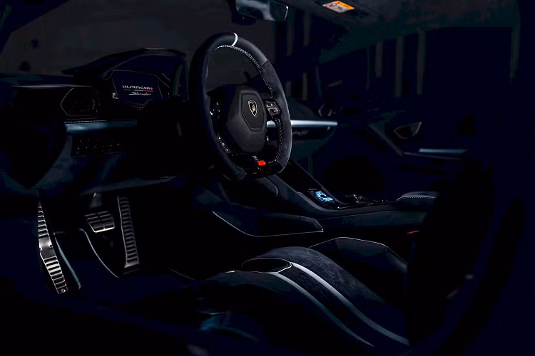 Khu vực cá nhân hóa Ad Personam trong khuôn viên sẽ vẫn mở cửa cho đến ngày 10 tháng 9 để phục vụ các chủ sở hữu Lamborghini, đồng thời cung cấp dịch vụ lái thử các mẫu xe như Huracan Tecnica và Urus trên các con đường của Costa Smeralda.