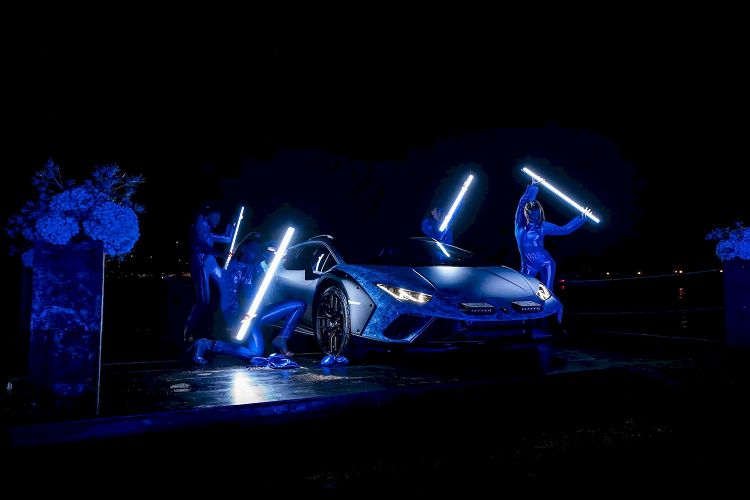 Bên cạnh đó, bộ bodykit của chiếc Huracan Sterrato này được sơn màu đen mờ ở những thành phần chắn bùn rộng, mui xe, ngưỡng cửa bên, vỏ đèn LED phía trước, tấm cản và cả bộ mâm Morus 19 inch. Tông màu xanh còn tiếp diễn bên trong nội thất, khi da và Alcantara được nhuộm màu Blu Delphinus đậm hơn, cùng các chi tiết trên da Celeste Phoebe sáng hơn. Ngoài ra còn có rất nhiều sợi carbon lộ ra ngoài, các chi tiết hiệu ứng pha lê và một bảng hiệu ghi rõ sự đặc biệt của chiếc xe.